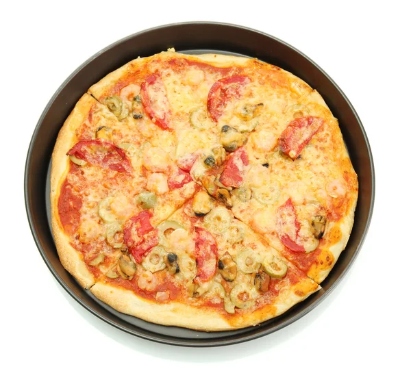 lezzetli deniz ürünleri üzerine beyaz izole tavada pizza