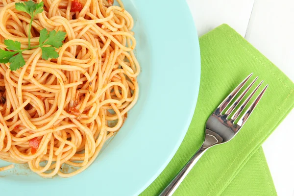 Espaguetis italianos en plato sobre mesa de madera de cerca — Foto de Stock