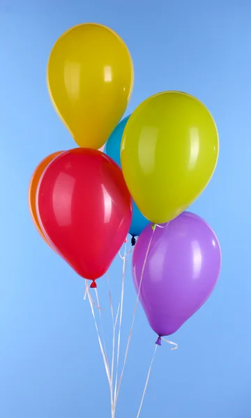 Färgglada ballonger på blå bakgrund — Stockfoto