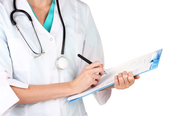 Mano de médico con pluma escribiendo sobre prescripción en blanco aislado en blanco — Stockfoto