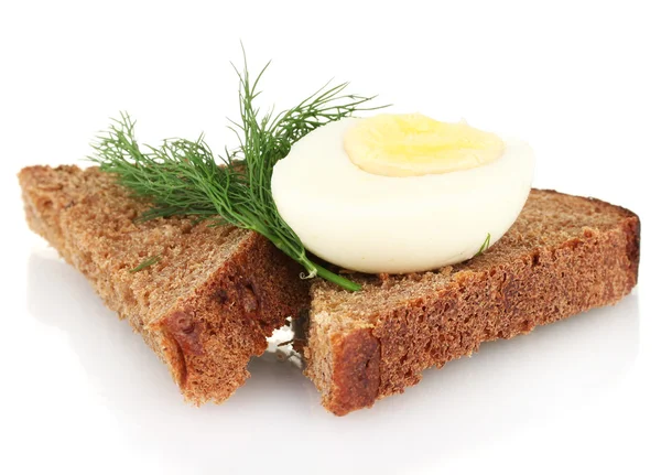 Варёное яйцо на чёрном хлебе, изолированном на белом — стоковое фото
