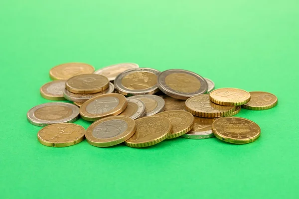 Monedas de euro aisladas sobre fondo de color — Foto de Stock