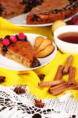 lezzetli pasta plaka üzerinde ahşap tablo