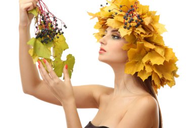 güzel bir genç kadın üzerinde beyaz izole sarı sonbahar çelenk ile