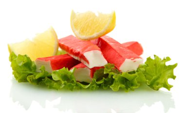 Yengeç sopa üzerinde beyaz izole limon, marul yaprakları üzerinde