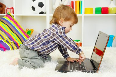 sevimli küçük çocuk ve oda içinde defter