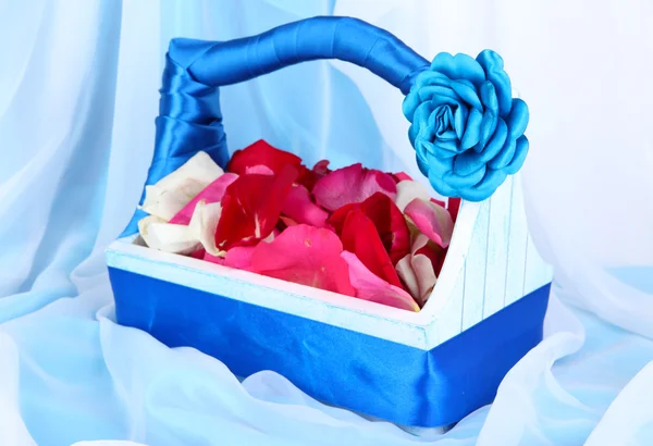 Cesta de casamento com pétalas de rosa — Fotografia de Stock