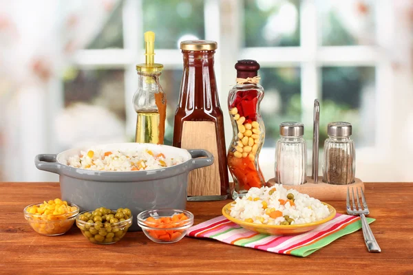 Risotto en maceta gris sobre mesa de madera sobre fondo brillante — Foto de Stock