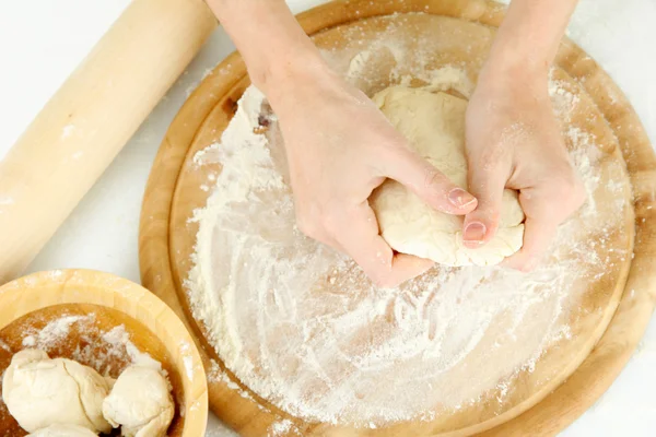 Förbereder pizzadeg isolerad på vit — Stockfoto