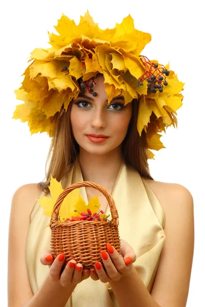 Mulher bonita com grinalda e cesta com barberry, isolado em branco — Fotografia de Stock