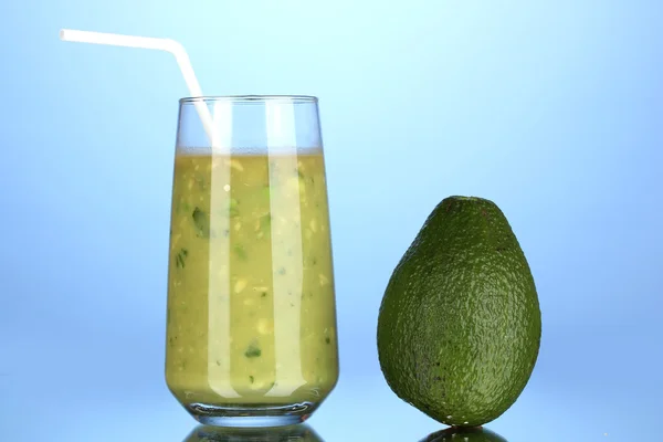Полезный свежий авокадо на синем фоне — стоковое фото