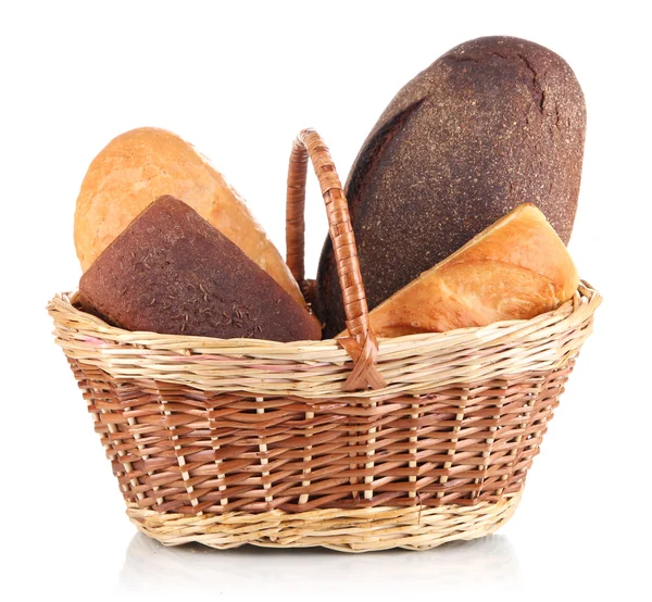 Pane fresco in cesto isolato su bianco — Foto Stock