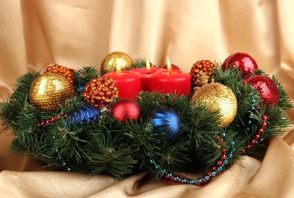 Schöner Weihnachtskranz auf goldenem Stoff-Hintergrund — Stockfoto