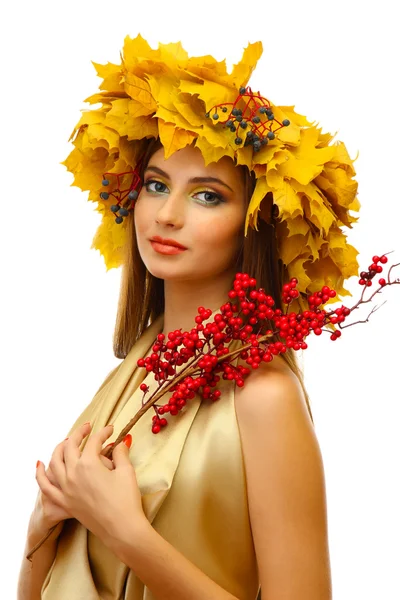 Hermosa mujer joven con corona de otoño amarillo y bayas rojas, aislado en blanco — Foto de Stock