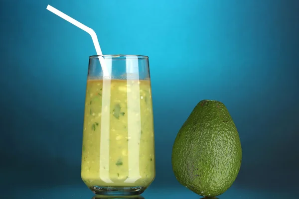 Aguacate fresco útil sobre fondo azul oscuro — Foto de Stock