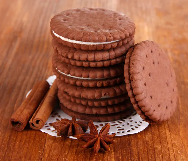 Čokoládové cookies s krémovou vrstvu na dřevěný stůl detail — Stock fotografie
