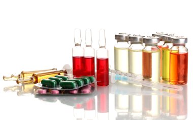 tıbbi ampul, hap ve şırıngaları, üzerinde beyaz izole