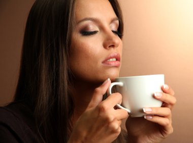 kahve kahverengi zemin üzerine ile güzel genç kadın