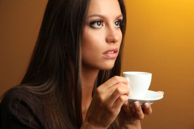 kahve, Sarı zemin üzerine ile güzel genç kadın