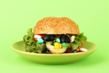 Beslenme bakım için kavramsal görüntü: çeşitli vitaminler ve beslenme takviyeleri de çörek. Renk arka plan üzerinde