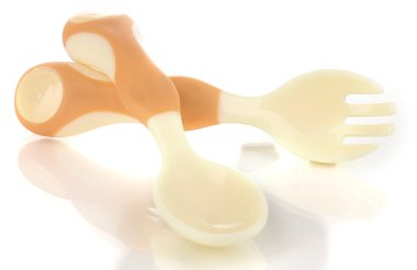 küçük bej kaşık ve çatal üzerinde beyaz izole bebekler için
