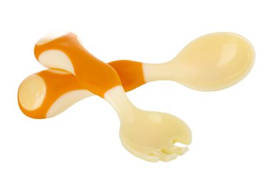 küçük bej kaşık ve çatal üzerinde beyaz izole bebekler için