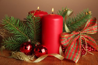 iki şamdan ve kahverengi zemin üzerinde Noel süsleri
