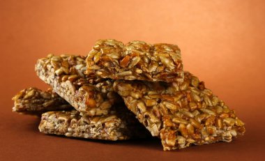 lezzetli tatlılar (kozinaki), kahverengi zemin üzerinde