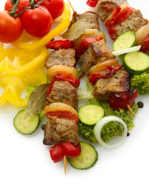 lezzetli ızgara et ve sebzelerin üzerine beyaz izole şiş üzerinde