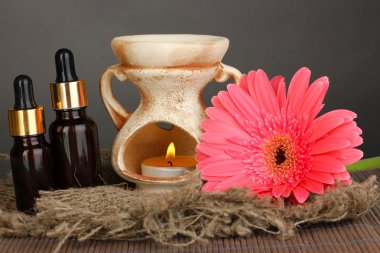 Aromaterapi lamba gri arka plan üzerinde