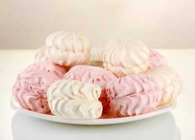 Marshmallow üzerine beyaz izole plaka üzerinde