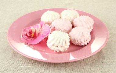 açık renkli renkli plaka üzerinde Marshmallows