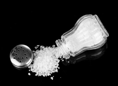 siyah üzerine izole dökülen tuz ile tuz shaker