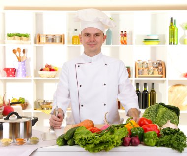 Şef mutfakta yemek yapıyor.