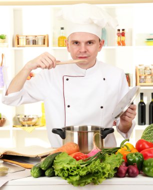 Şef mutfakta yemek yapıyor.