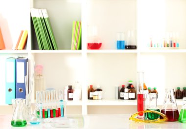 Laboratuvar arka plan üzerinde renkli sıvı ile farklı Laboratuar kapkacakları