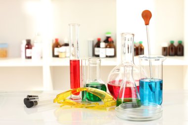Laboratuvar arka plan üzerinde renkli sıvı ile farklı Laboratuar kapkacakları