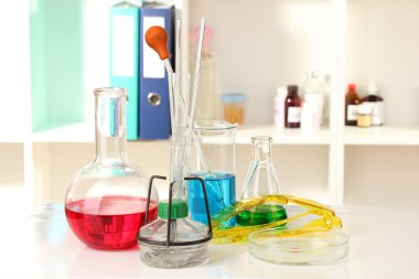 Laboratuvar arka plan üzerinde renkli sıvı ile farklı Laboratuar kapkacakları