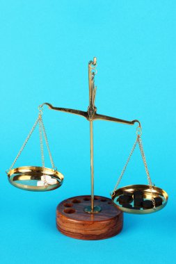 renkli arka plan üzerinde renkli hapları ile klasik ölçekler