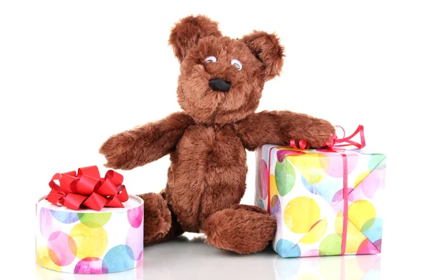Brinquedo de urso sentado com presentes isolados em branco — Fotografia de Stock