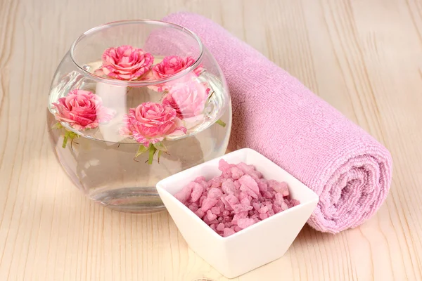 Vaso com rosas, cenário spa em fundo de madeira — Fotografia de Stock