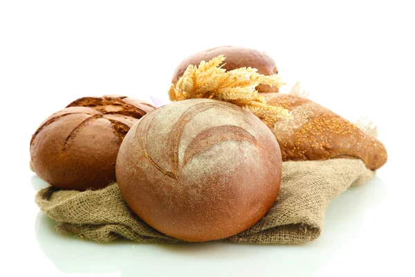 Νόστιμα ψωμιά σίκαλης με αυτιά, που απομονώνονται σε λευκό — Φωτογραφία Αρχείου