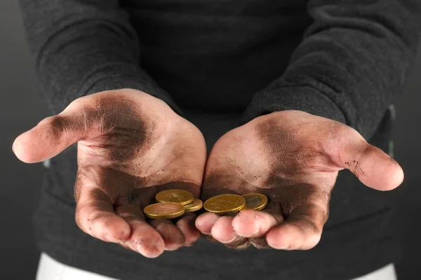 Hemlös man hålla ett mynt, närbild — Stockfoto