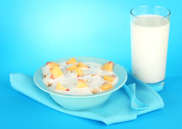 Вкусная диетическая еда и стакан молока, на синем фоне — стоковое фото