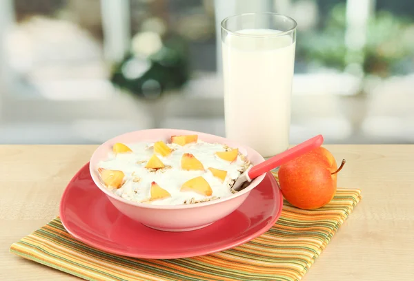 God diet mat och ett glas mjölk, på träbord — Stockfoto