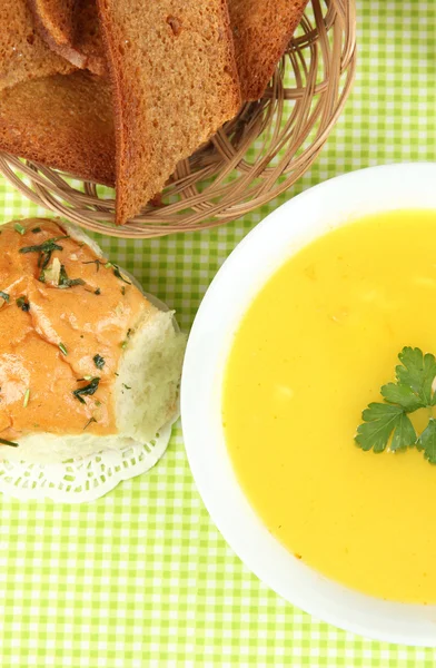 Ароматний суп у білій тарілці на зеленій скатертині — стокове фото