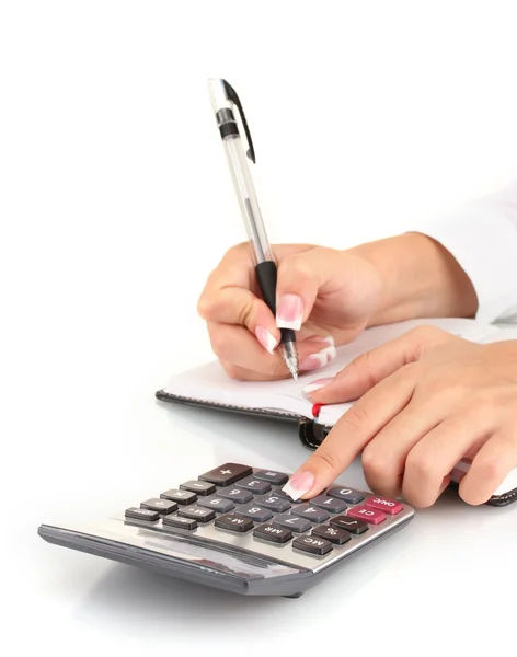 Las manos de la mujer cuentan con la calculadora, sobre fondo blanco de cerca —  Fotos de Stock