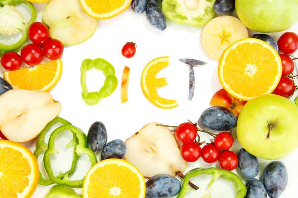 La palabra Dieta forrada con trozos de frutas y verduras aisladas en blanco — Foto de Stock