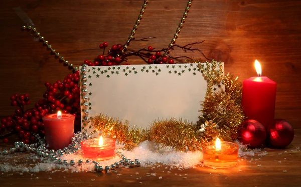 Bella composizione natalizia su sfondo di legno — Foto Stock