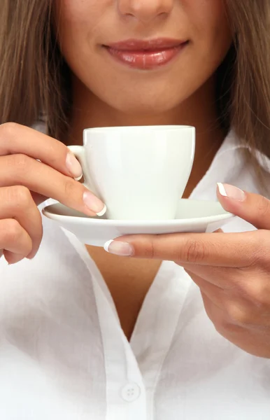 Bela jovem com xícara de café, close-up — Fotografia de Stock